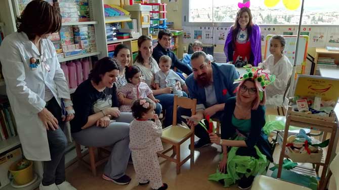 Fiesta de Correos para los niños en el Hospital Nuestra Señora de Sonsoles.