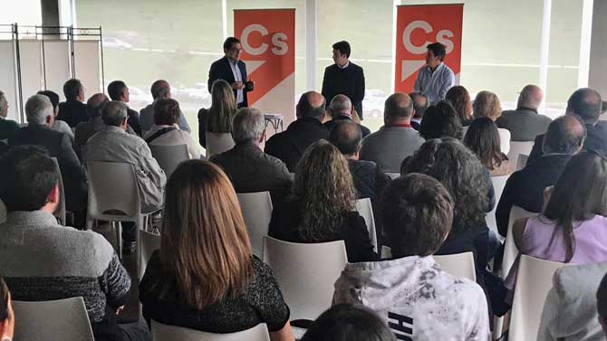 José María Espejo-Saavedra con los candidatos de Ciudadanos por Ávila.