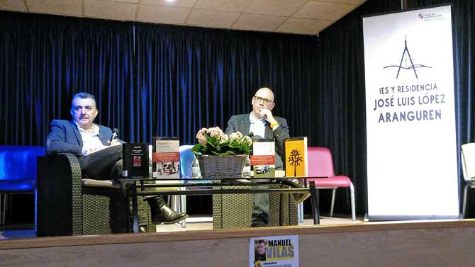 El escritor Manuel Vilas y el profesor David Ferrer.