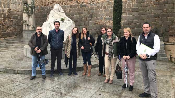 Candidatas de Vox con representantes de jubilados de Guardia Civil y Policía.