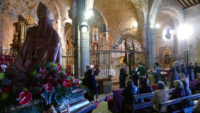 Pregón y ofrenda floral en la ermita de San Segundo.