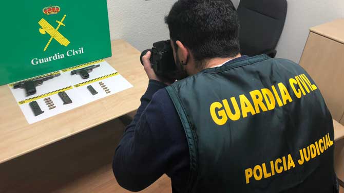 Armas incautadas a dos individuos en Arévalo.