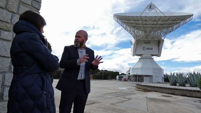 Margarita Robles visita la estación aeroespacial de Cebreros.