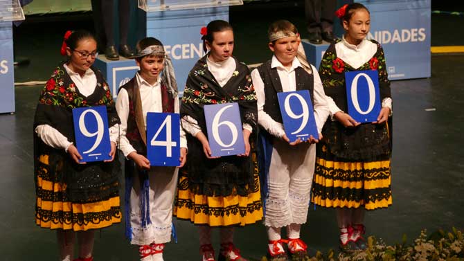 Sorteo de la Lotería Naciional de la AECC en Ávila.