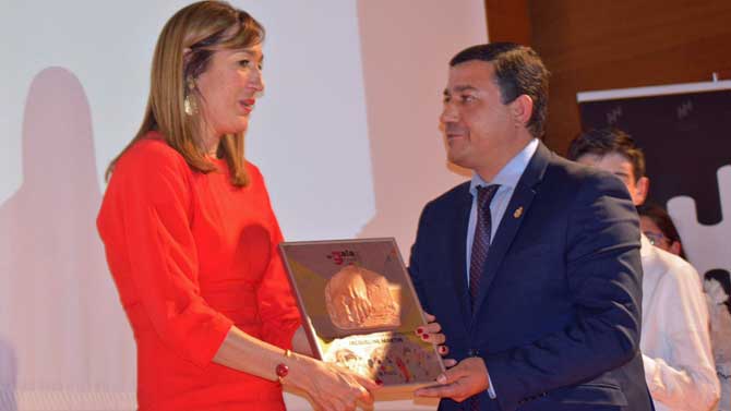 Jacqueline Martín es galardonada en la gala de la ANOC.
