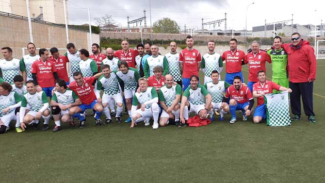 Partido homenaje a Pedro Pascual entre el Villacacharrita y los veteranos del Real Ávila.