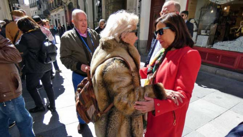 La candidata Margarita Robles conversa con una mujer en su recorrido por el centro. Foto: PSOE.