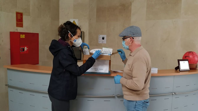 Entrega de material a Fundabem.