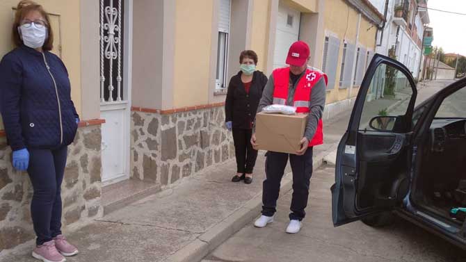Vecinos de Crespos entregan mascarillas a Cruz Roja.