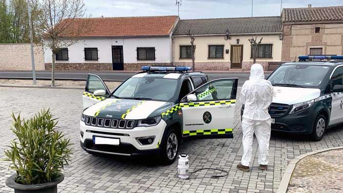 Desinfección de vehículos de la Guardia Civil en Pajares de Adaja,