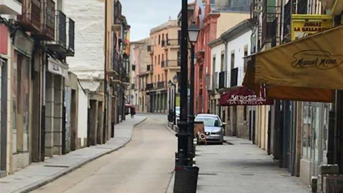 Desierta calle Mayor de El Barco de Ávila.