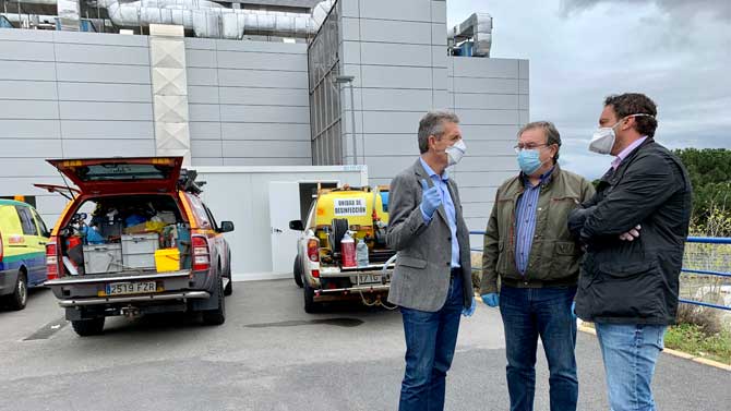 Hern&aacute;ndez, Cabrero y Del Nogal ante los trabajos de desinfecci&oacute;n del Hospital de Sonsoles.