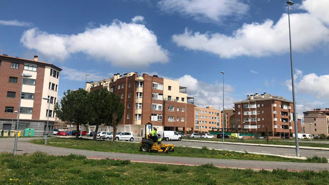 Trabajos en un jardín de Ávila.