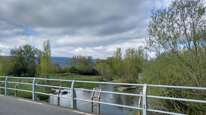R&iacute;o Adaja a su paso por Niharra.
