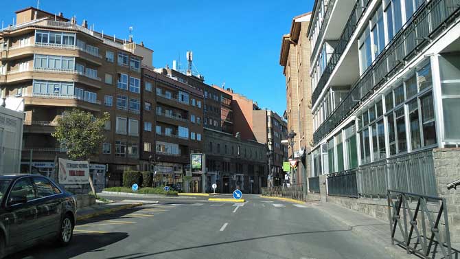 Calle de Ávila sin tráfico ni viandantes.