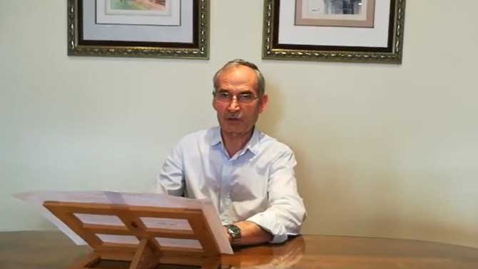 Jesús Gutiérrez lee el manifiesto del Día del Párkinson.