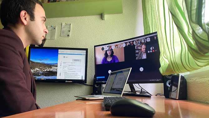 El portavoz de Por &Aacute;vila, Alberto Encinar, sigue el pleno telem&aacute;tico desde su domicilio.