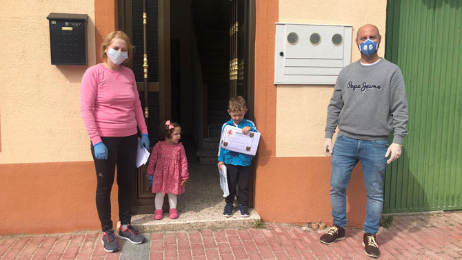 Un ni&ntilde;o de Fontiveros tras recibir un diploma.