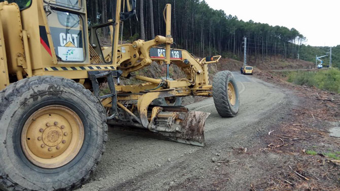 Obras en la pista forestal de los Marianistas en Mombeltr&aacute;n.