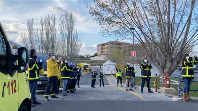 Carteros aplauden ante el Hospital de Sonsoles.