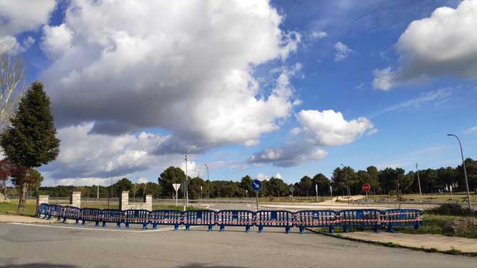 Cierre del acceso a Las Navas por la urbanización Los Matizales.