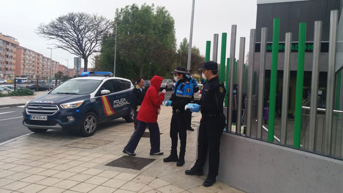 Reparto de mascarillas junto a un supermercado.