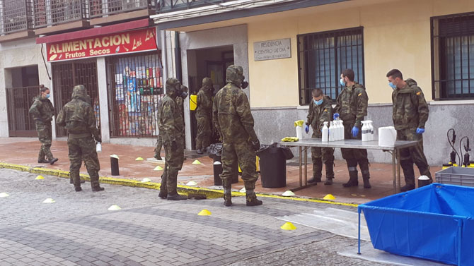 Militares desinfectan la residencia de mayores de Cebreros.