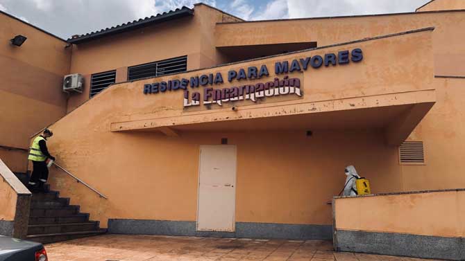 La UME desinfecta la residencia de Tornadizos.