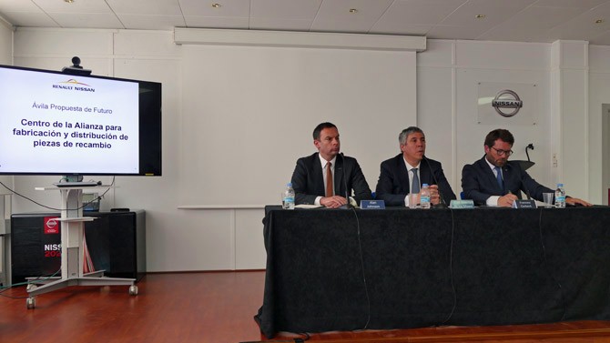 Imagen de archivo de De los Mozos (centro) en una presentación de Nissan.