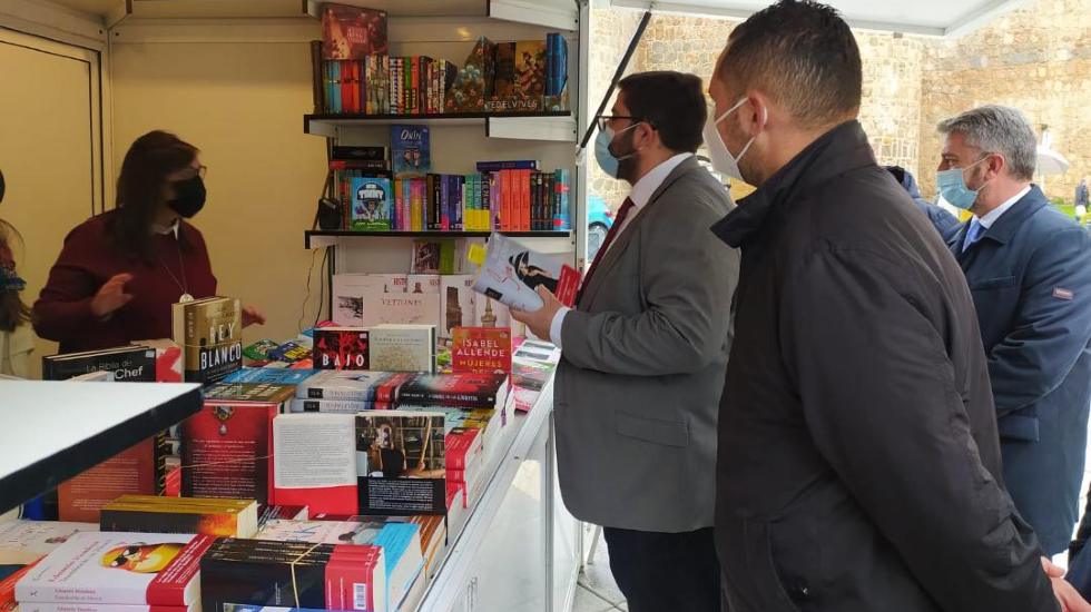 El alcalde de Ávila en la Feria del Libro.