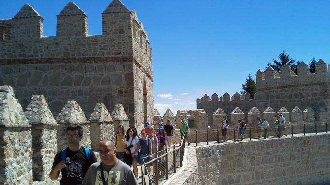 Imagen de archivo de visitantes a la muralla.