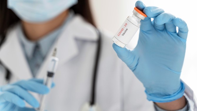 Una sanitaria muestra una dosis de la vacuna contra la Covid.
