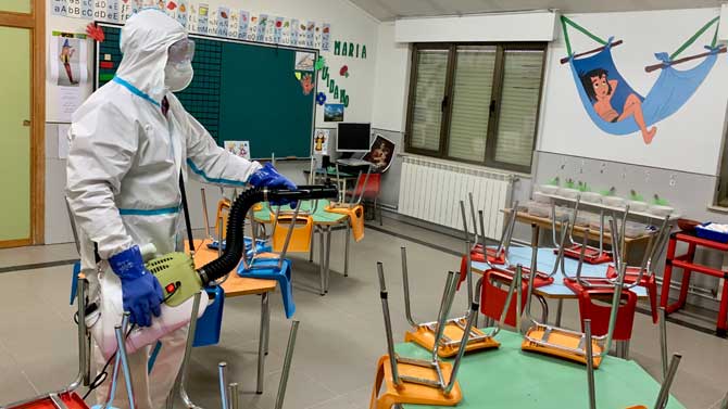 Imagen de archivo de la desinfección de un colegio el pasado curso.
