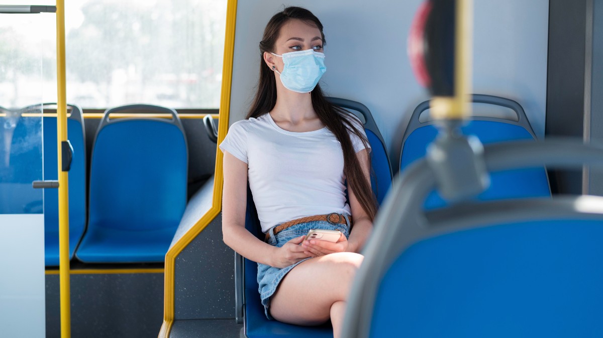 Una viajera en un autobús urbano.