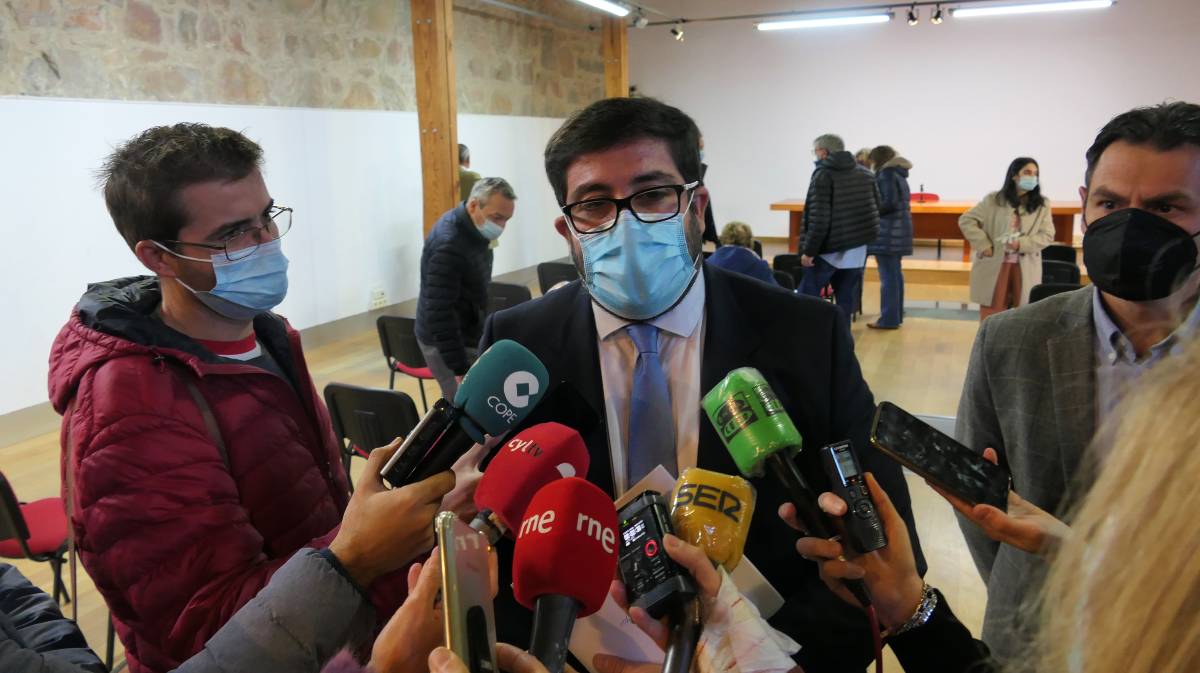 Imagen de archivo del alcalde haciendo declaraciones a los periodistas.