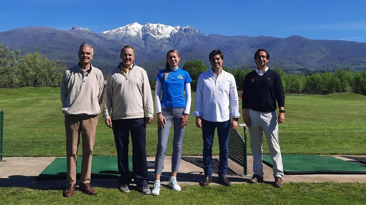 El matrimonio de profesores de golf ucranianos (segundo y tercero izquierda) en Candeleda.