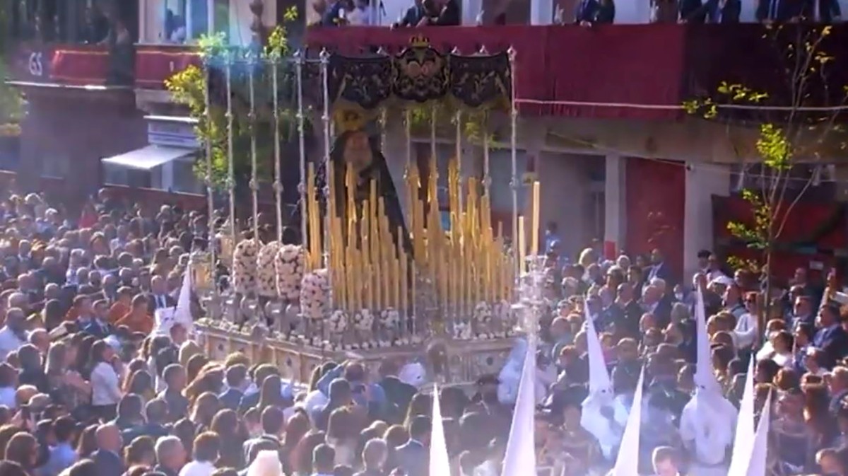 Procesi&oacute;n de Nuestra Se&ntilde;ora del Subterr&aacute;neo en el Domingo de Ramos de Sevilla.