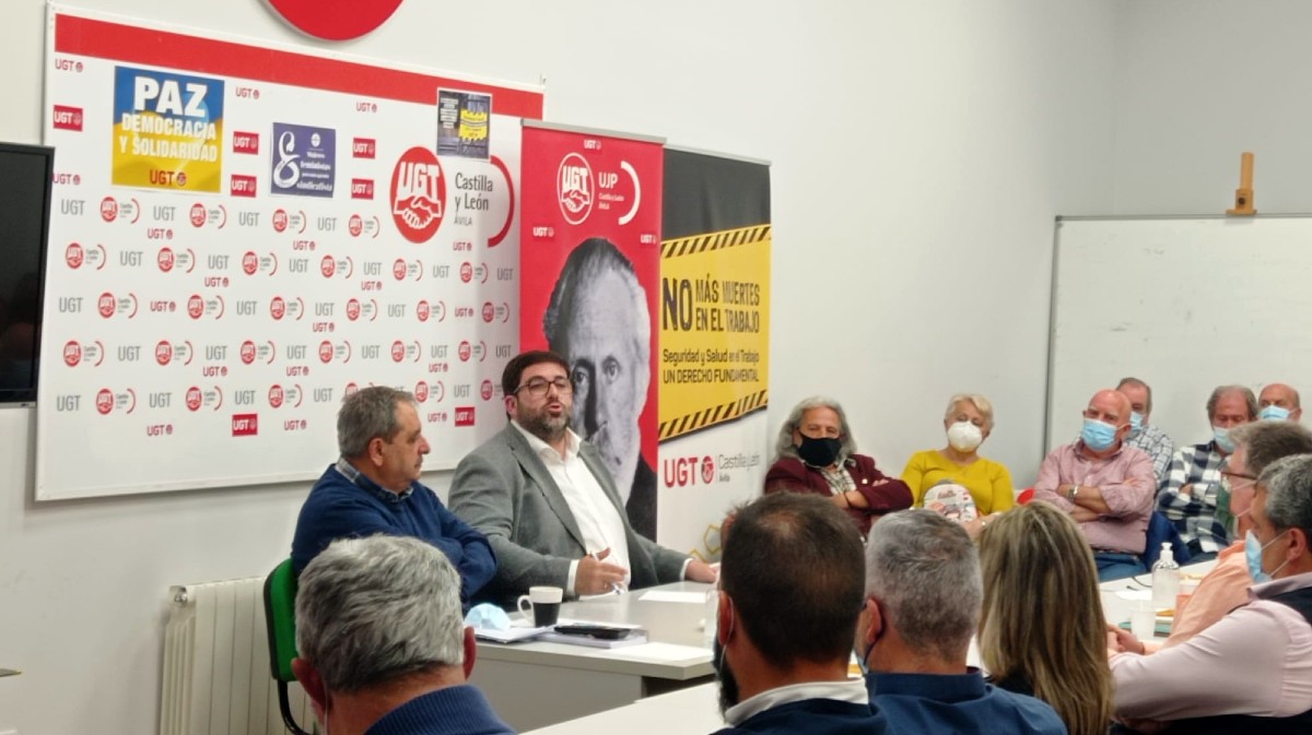 El alcalde de Ávila en el 'Desayuno de UGT'.