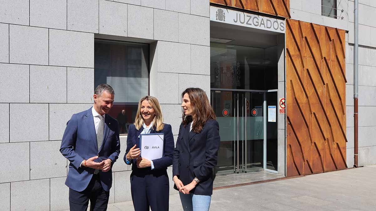 Candidatos del PP al Ayuntamiento de Ávila registran candidatura ante Junta Electoral