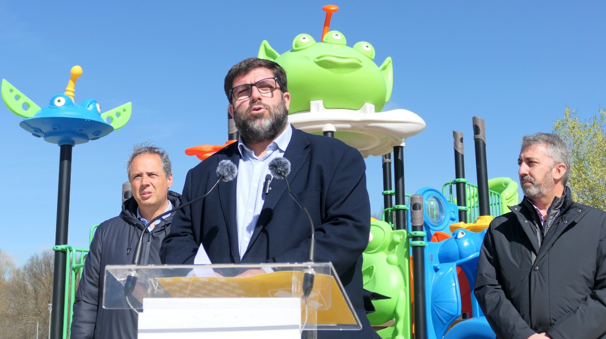 Sánchez Cabrera en la zona de juegos de la ribera del Adaja.