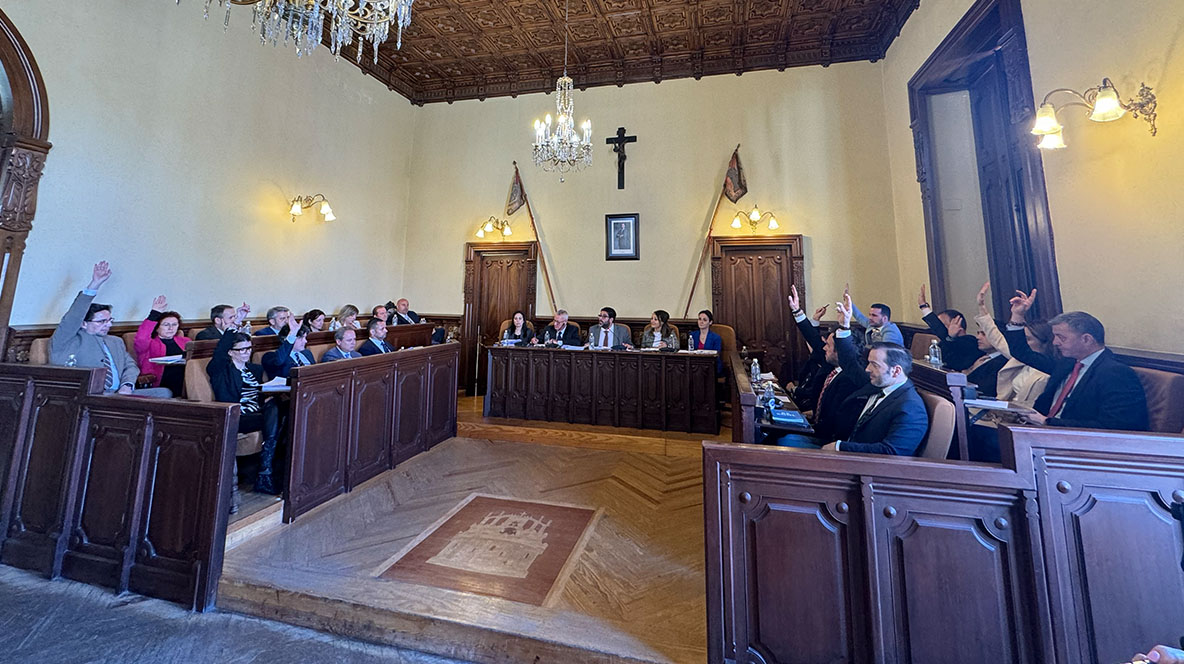 La oposición votando en contra de los presupuestos durante el pleno