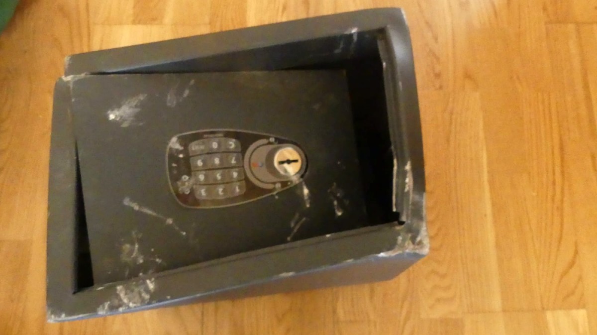 Caja fuerte abierta a la fuerza en el piso tulelado.