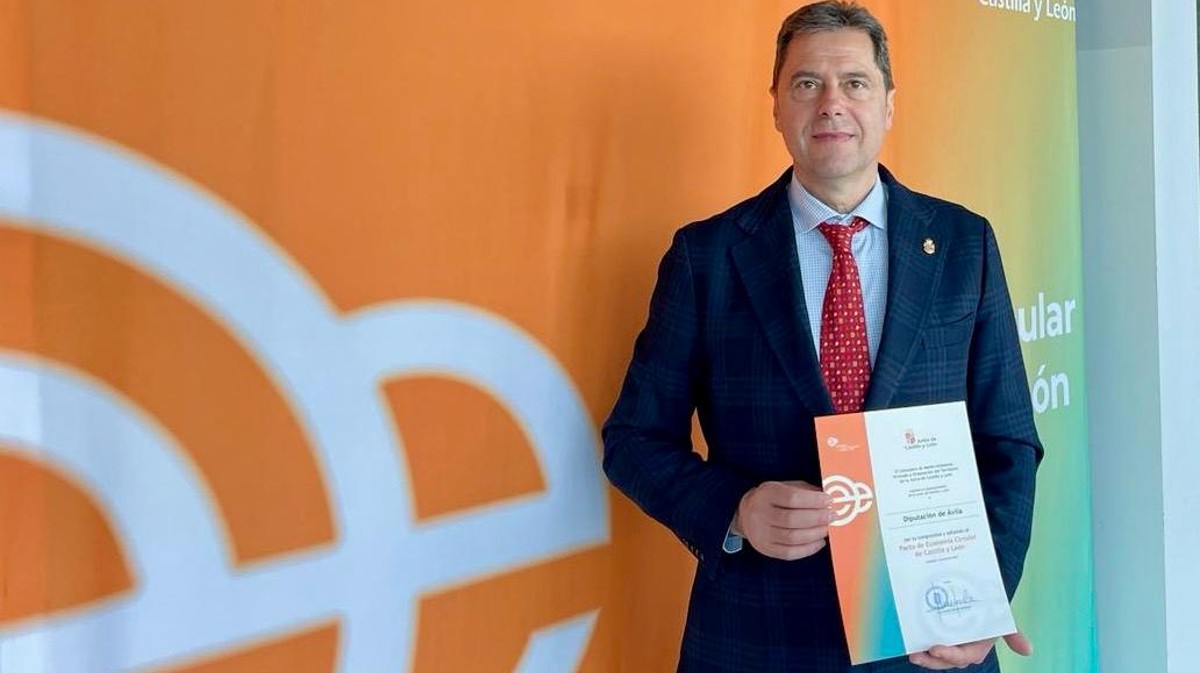 El diputado provincial de Asuntos Europeos, Energía y Turismo con la Declaración por la Economía Circular en Castilla y León.
