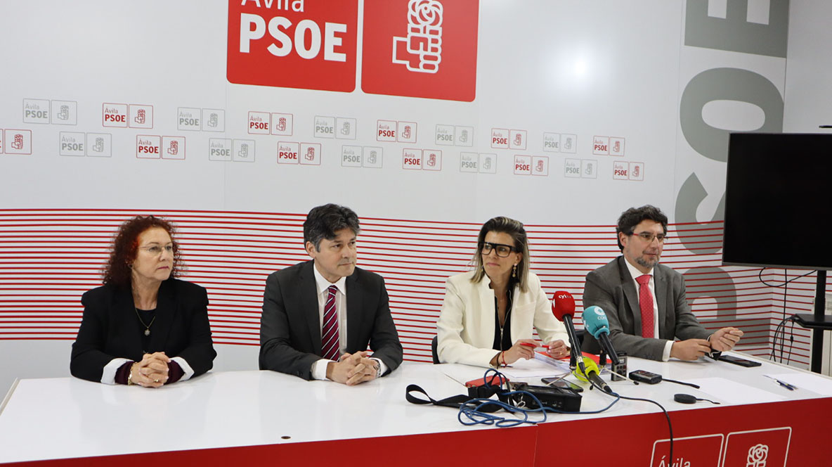 Rueda de prensa de los concejales del PSOE tras el pleno, este viernes.
