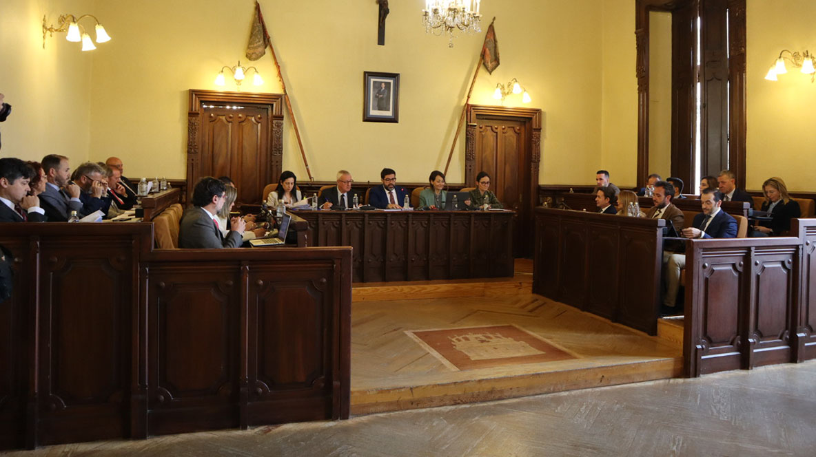 Corporación municipal en el pleno de abril