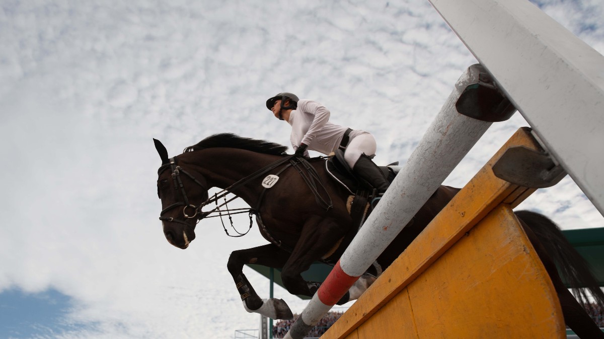 Imagen de archivo de una joven montando a caballo.