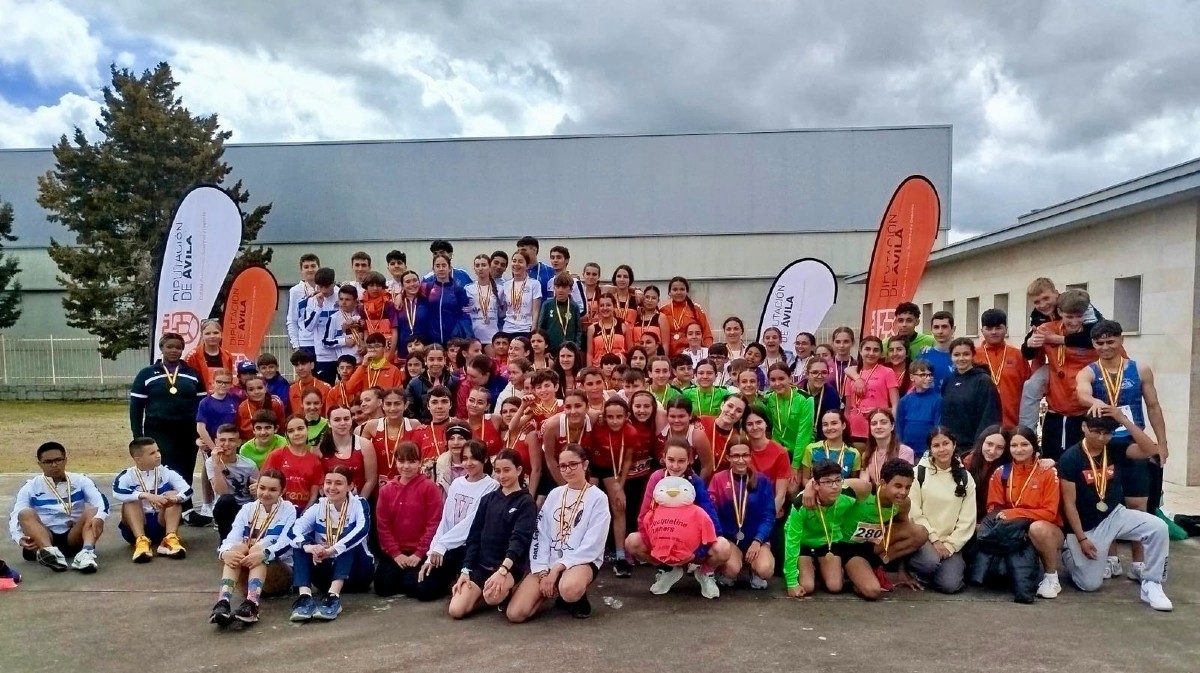 Participantes en la final provincial de atletismo de los Juegos Escolares.