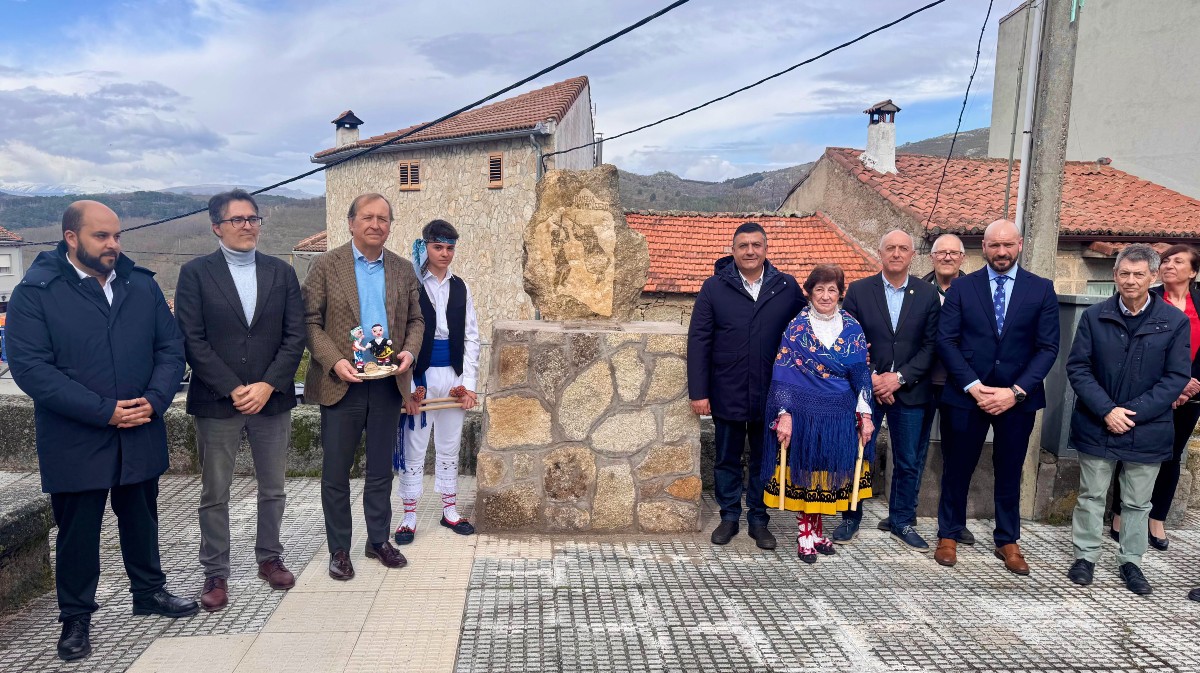 Inauguración al monumento a las danzaz de paloteo en Hoyocasero.