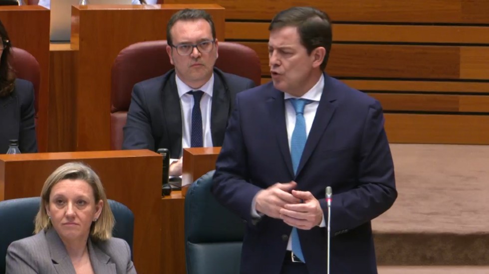 Fernández Mañueco responde al procurador de Por Ávila en el pleno de las Cortes.