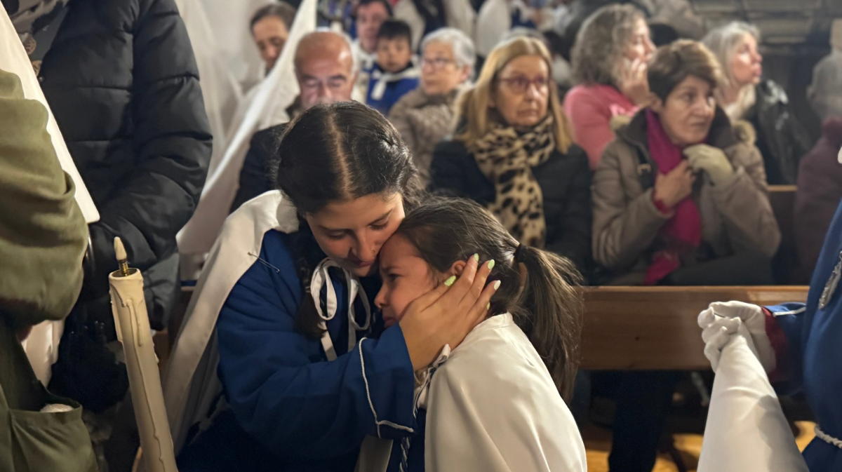 Cofrades de Nuestra Señora de las Angustias tras la suspensión de la procesión del Silencio.